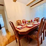 Ultimate Family And Group Destination - Free Parking - 14 Sleeps
