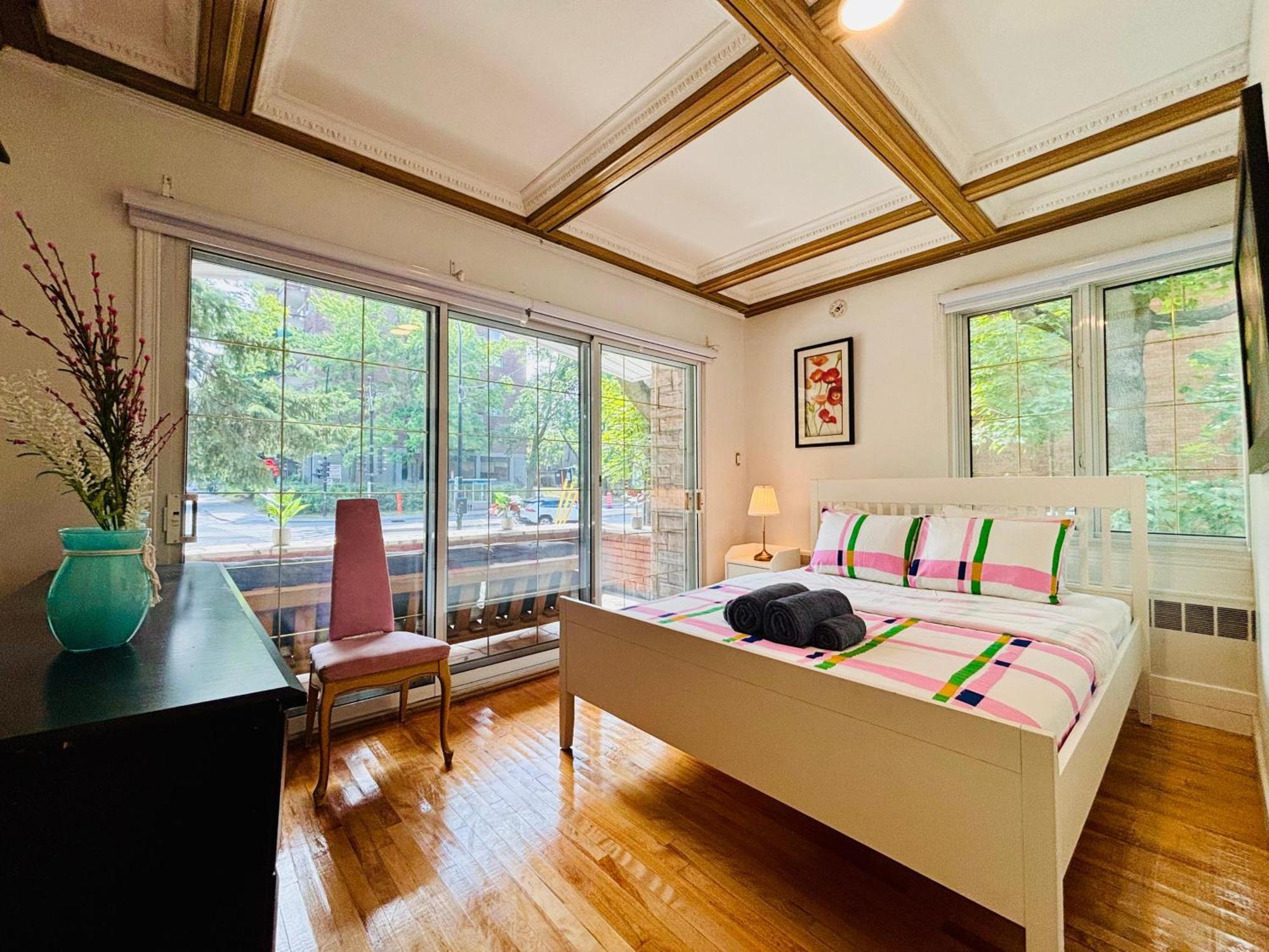 Ultimate Family And Group Destination - Free Parking - 14 Sleeps Montreal